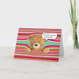 Cartão Urso de aniversário ficando velho humor