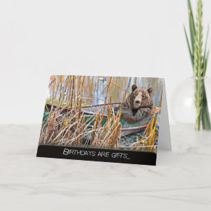 Cartão urso de sorriso do aniversário no barco de fileir