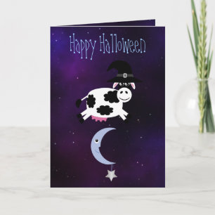 Cartão Vaca bonita saltou sobre o Halloween da lua