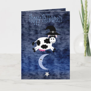 Cartão Vaca bonita saltou sobre o Halloween da lua