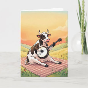 Cartão Vaca de Aniversário Tocando um Banjo em um Coberto