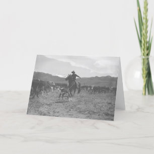 Cartão Vaqueiro que roping uma vitela para a marcagem com