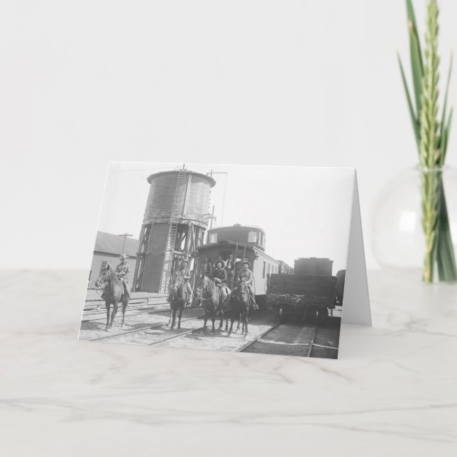 Cartão Vaqueiros nos cavalos que levantam na frente de um (Frente)