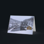 Cartão vazio do cenário norueguês mágico do<br><div class="desc">Um cartão vazio com uma foto na parte dianteira de uma lagoa norueguesa com um boathouse no primeiro plano e uma igreja através da água.</div>