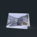 Cartão vazio do cenário norueguês mágico do<br><div class="desc">Um cartão vazio com uma foto na parte dianteira de uma lagoa norueguesa com um boathouse no primeiro plano e uma igreja através da água.</div>