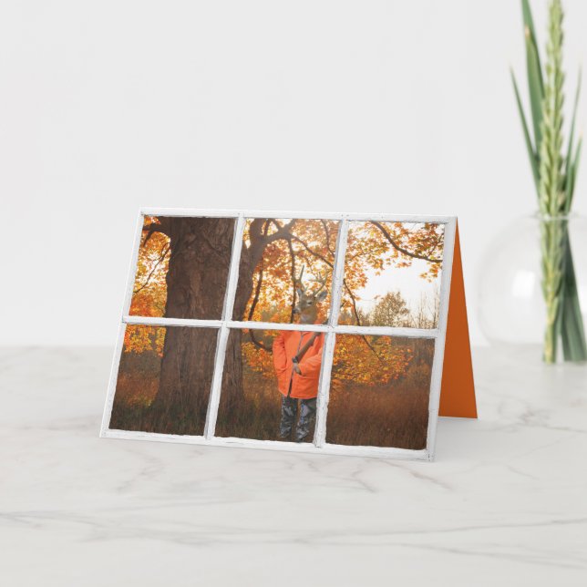 Cartão veado vestido de caçador em vitrines e florestas (Frente)