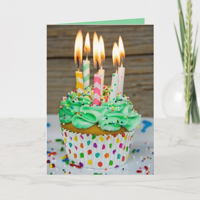 Cartão Velas de aniversário no cupcake (Frente)
