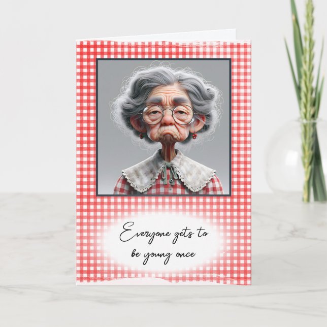 Cartão Velhinha Humorosa Chegando Velho Aniversário (Frente)