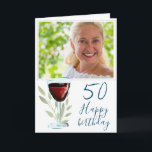 Cartão Vidro Vinho Vermelho Deixa 50ª Foto de Aniversário<br><div class="desc">Vidro Vinho Vermelho Deixa 50º Cartão com fotos de aniversário. Cartão de aniversário de 50 anos com um copo de vinho tinto e galhos. Personalize a placa com qualquer idade. Adicione sua foto ao modelo e ao dentro de mensagem ou apague-a.</div>