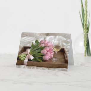 Cartão Vinho de Aniversário e Tulipas Rosa em Lençóis de