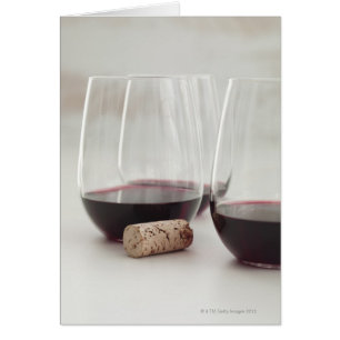 Cartão Vinho tinto em vidros stemless