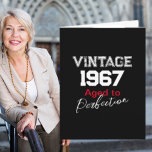 Cartão Vintage 1967, Vintage Perfection Birthday Card (Ca<br><div class="desc">Vintage 1967 - Aged to Perfection Happy [56º] Aniversário do Nascer em 1967. Celebrando o Ano do Nascimento. Vintage 1967 - Aged to Perfection - Happy [modelo para adicionar a idade atual] Aniversário [Nome do Destinatário]. Design preto e branco com sotaques vermelhos. Tipografia Script. Faz um Cartão de Aniversário perfeito...</div>