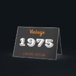 Cartão Vintage 1975 Limited Edition 50th Birthday Gift<br><div class="desc">Vintage 1975 Limited Edition 50th Birthday Gift Card | Design de preto e Dourado retrorativo celebra um marco no estilo com esta placa de presente de aniversário Vintage 1975 Limited Edition 50th Birthday. Apresentando um design a preto e dourado, este cartão é o toque perfeito para honrar alguém aos cinquenta!...</div>
