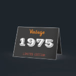 Cartão Vintage 1975 Limited Edition 50th Birthday Gift<br><div class="desc">Vintage 1975 Limited Edition 50th Birthday Gift Card | Design de preto e Dourado retrorativo celebra um marco no estilo com esta placa de presente de aniversário Vintage 1975 Limited Edition 50th Birthday. Apresentando um design a preto e dourado, este cartão é o toque perfeito para honrar alguém aos cinquenta!...</div>