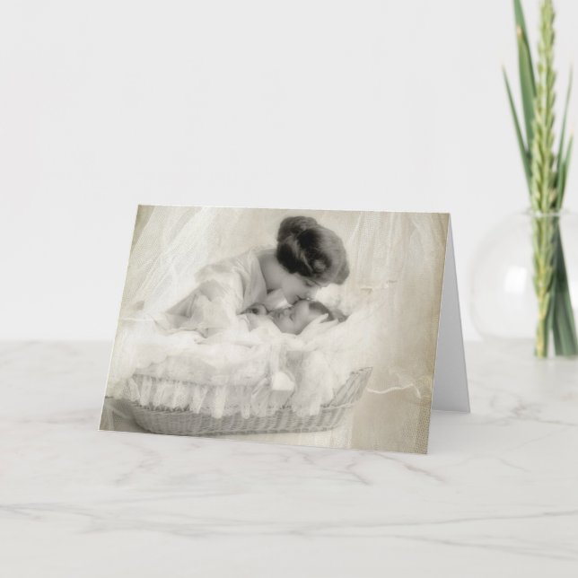Cartão Vintage Mãe beijando bebê em Bassinet (Frente)