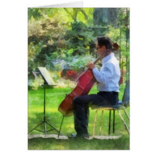 Cartão Violoncelista no jardim