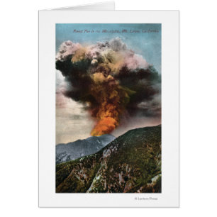 Cartão Vista de Incêndio na Floresta em Montanhas