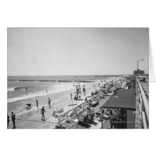 Cartão Vista elevada para o Promenade e a praia em B&W