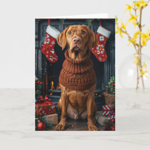 Cartão Vizsla com Presentes de Natal na Lareira