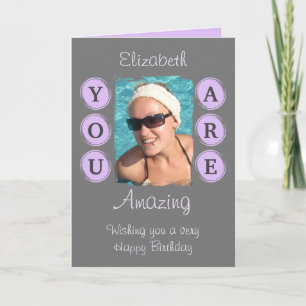 Cartão Você é uma foto incrível cinza aniversário roxo