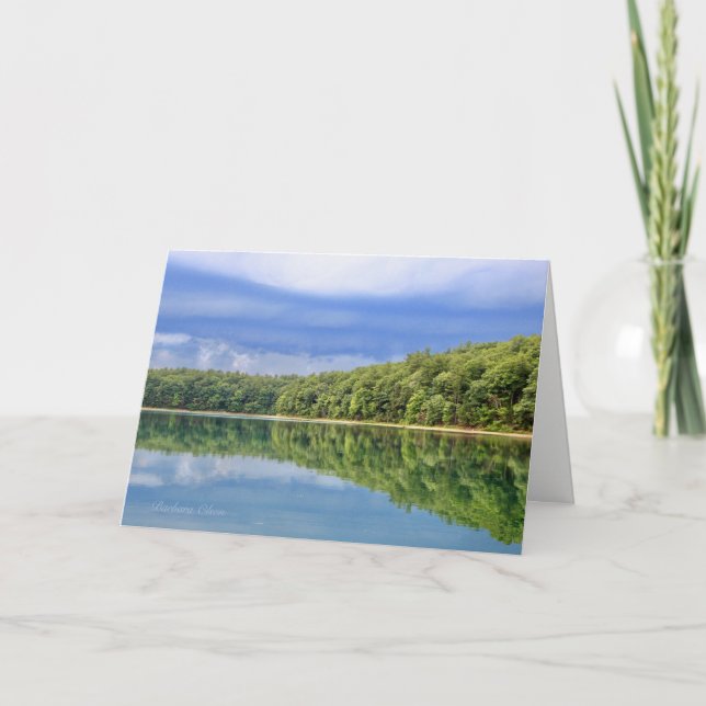 Cartão Walden Pond com uma citação de Henry D. Thoreau: (Frente)