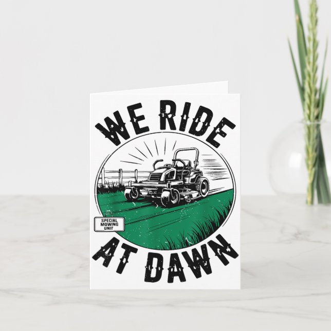 Cartão We Ride At Dawn Lawn Mower Zero-turn Funny Dad Mow (Frente)