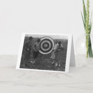 Cartão Women examining Archery Target Photograph