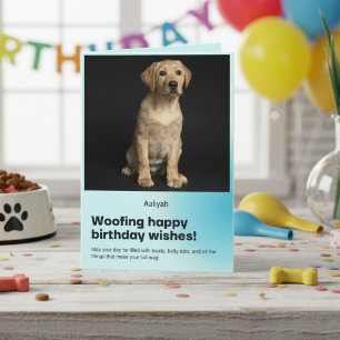 Cartão Woofing Happy Birthday deseja a Labrador Retriever