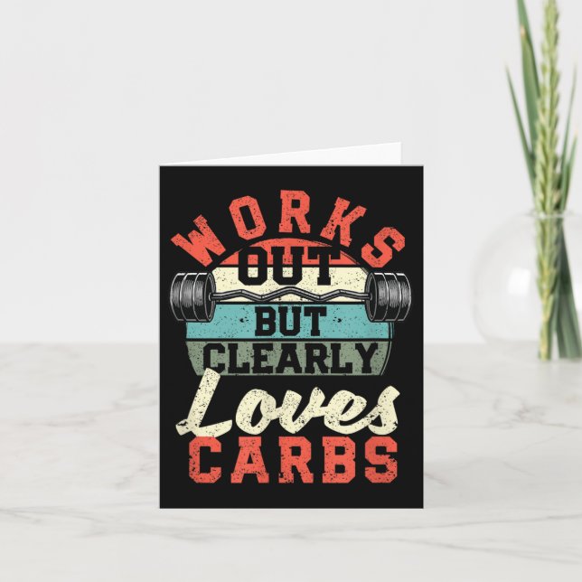 Cartão Works Out But Clearly Loves Carbs Funny Low Carb G (Frente)