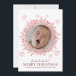 Cartão Wreath da Foto do Bebê Natal<br><div class="desc">Adicione a sua foto de bebê maltratada dentro de um cartão de feriado de Natal. Fita de água rosa e vermelha. Simplesmente apague esta foto e carregue sua própria cara próxima,  foto do bebê. Ela aparecerá dentro da coroa.</div>
