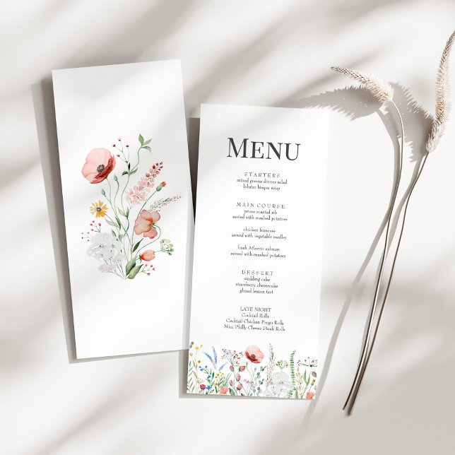 Cartaz de Menu de Casamento Sombra de Flor Selvage (Tiny Wildflower Meadow Wedding Menu Card on a sunny white table with a dry wildflower.)