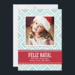 Carte Photo de Noël | Rouge et Bleu Motif Ikat<br><div class="desc">Caractéristiques de conception de carte de vacances mondial unique d'inspiration une glace clair / bleu aqua et blanc ikat losange avec un regard tissé rustique moderne et une bande de ruban rouge qui encadre la photo. Personnalisez cette carte élégante et unique avec votre portrait préférée et texte personnalisé.</div>