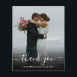 Cartões de agradecimentos de Casamento de Fotos de<br><div class="desc">Casamento Fotográfico de Caligrafia Moderna do Orçamento Obrigado barato cartão fino barato. Obrigado de casamento moderno do Na moda, você modelo com uma foto vertical do cheio na frente com o texto da sobreposição "Obrigado" em um script de fonte com a cauda do swash com letra manuscrita em branco na...</div>