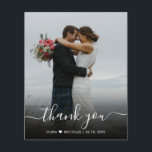 Cartões de agradecimentos de Casamento de Fotos de<br><div class="desc">Casamento Fotográfico de Caligrafia Moderna do Orçamento Obrigado barato cartão fino barato. Obrigado de casamento moderno do Na moda, você modelo com uma foto vertical do cheio na frente com o texto da sobreposição "Obrigado" em um script de fonte com a cauda do swash com letra manuscrita em branco na...</div>