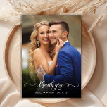 Cartões de agradecimentos de Casamento de Fotos do<br><div class="desc">Boho Moderno Calliografia Chic Script Wedding 2 Foto Cartões de agradecimentos. modelo obrigado de na moda com uma foto vertical de cheio na frente com o texto "Obrigado" em uma risca branca, com letras tipográficas, com uma letra de rabo de pinto branco na capa branca. Um pequeno motif amoroso entre...</div>