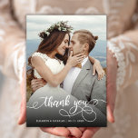 Cartões de agradecimentos de Casamento de Fotos do<br><div class="desc">Cartões de agradecimentos Fotográfico de Casamento do Script de Caligrafia Moderno Boho. modelo obrigado de na moda com uma foto vertical de cheio na frente com o texto "Obrigado" em uma risca branca, com letras tipográficas, com uma letra de rabo de pinto branco na capa branca. Placa de dois lados...</div>