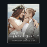 Cartões de agradecimentos de Casamento de Fotos do<br><div class="desc">Bota-Foto sobre Caligrafia Elegante Moderna do Orçamento Obrigado carta fina barata. modelo na moda com um obrigado de casamento que apresenta uma foto vertical de cheio na frente com o texto de sobreposição "Obrigado" em um script de fonte de traço com letra maiúscula e manuscrita em branco na foto. É...</div>