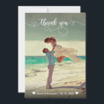 Cartões de agradecimentos De Casamento De Fotos Pa<br><div class="desc">Elegante Cartões de agradecimentos De Foto De Casamento De Caligrafia Whimsical. Na moda Moderno obrigado de casamento você modelo com uma foto vertical de cheio na frente com o texto "Obrigado" em uma letra de script de tipografia esbranquiçada, escrita à mão, em branco na foto. Placa de dois lados com...</div>