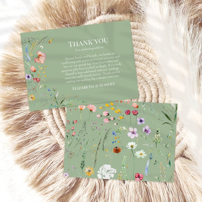 Cartões de agradecimentos de Casamento de Sage Gre (Sage Green Wildflower Wedding Thank You Card on a neutral boho rattan decoration)