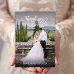 Cartões de agradecimentos de Casamento Fotográfico<br><div class="desc">O Elegante Moderno Cartões de agradecimentos Fotográfico De Casamento 2 Fotografa. Obrigado de casamento moderno, você modelo com uma foto vertical de cheio na frente, com o texto "Obrigado" em uma risca branca, com letras tipográficas, rodando a tipografia, com uma letra de rabo de pinto branco na capa branca. Placa...</div>