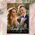 Cartões de agradecimentos de Casamento Fotográfico<br><div class="desc">Cartões de agradecimentos Fotográfico Moderno Casamento 2. Elegante obrigado de casamento Minimalista que você modelo com uma foto vertical de cheio na frente com o texto "Obrigado" em uma camada de letra de script de traço de caligrafia escrita à mão, em branco, na foto. Na parte de trás, uma foto...</div>