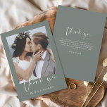 Cartões de agradecimentos de Casamento Verde da Sa<br><div class="desc">Casamento Verde do Sábio Orçamental Obrigado Cartões que têm uma foto na frente e atrás. Os cartões de agradecimento contêm uma tipografia cursiva moderna,  escrita com letra de mão,  que é elegante,  simples e moderna para usar após a celebração do dia do casamento.</div>