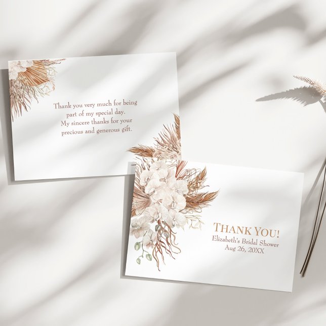 Cartões de agradecimentos de Chá de panela Boho Pa (Boho Pampas Garden Bridal Shower Thank You Card on a sunny white table.)