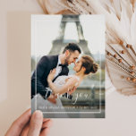 cartões de agradecimentos de foto de casamento de<br><div class="desc">Um cartão com fotos de casamento moderno com uma imagem maravilhosa dos recém-casados e um quadro branco clássico. Adicione uma obrigado pessoal que você enviar e você pode carregar sua própria foto de casamento.</div>