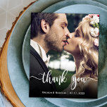 Cartões de agradecimentos de Foto de Casamento de<br><div class="desc">Casamento de Fotos com Script Lettered Elegante de Mão Moderna Elegante de Orçamento Obrigado barato cartão fino de orçamento baixo. Obrigado moderno de casamento de Na moda, modelo com uma foto vertical de cheio na frente com o texto de sobreposição "Obrigado" em uma letra de script de tipografia escrita à...</div>