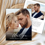 Cartões de agradecimentos de Foto de Casamento de<br><div class="desc">Ortografia Elegante Moderna do Orçamento Casamento Fotográfico 2 Obrigado barato cartão fino de orçamento baixo. modelo obrigado de na moda com uma foto vertical de cheio na frente com o texto de sobreposição "Obrigado" em uma letra de caligrafia escrita à mão ou de tipografia, em branco na fotografia. No verso,...</div>