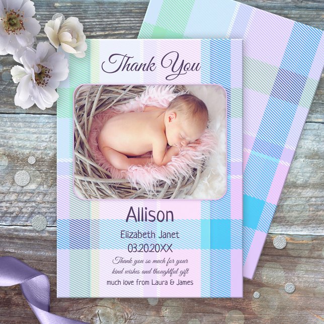 Cartões de agradecimentos de Fotografia do Bebê co (Gender neutral baby Thank You card with a photo of your own baby on a multicolored pastel plaid)