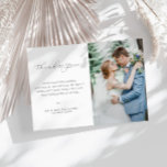cartões de agradecimentos de inscrição delicada da<br><div class="desc">Um cartões de agradecimentos de casamento simples moderno com uma maravilhosa carta negra e uma foto personalizada da noiva e do noivo. Adicione um obrigado pessoal que você envia aos seus convidados.</div>