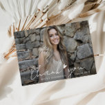 cartões de agradecimentos na moda branco de gradua<br><div class="desc">Este design apresenta um texto personalizado de letras de fotos e scripts brancos. Sinta-se livre para mudar a imagem e o obrigado que você envia no verso.</div>