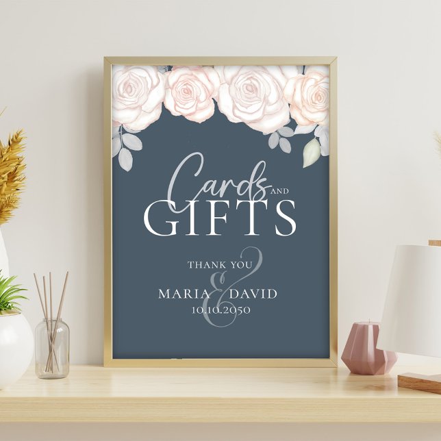 Cartões de Casamento Elegantes e Cinzas com Sinal  (Dusty blue cards and gifts wedding sign with blush watercolor roses and elegant script.)